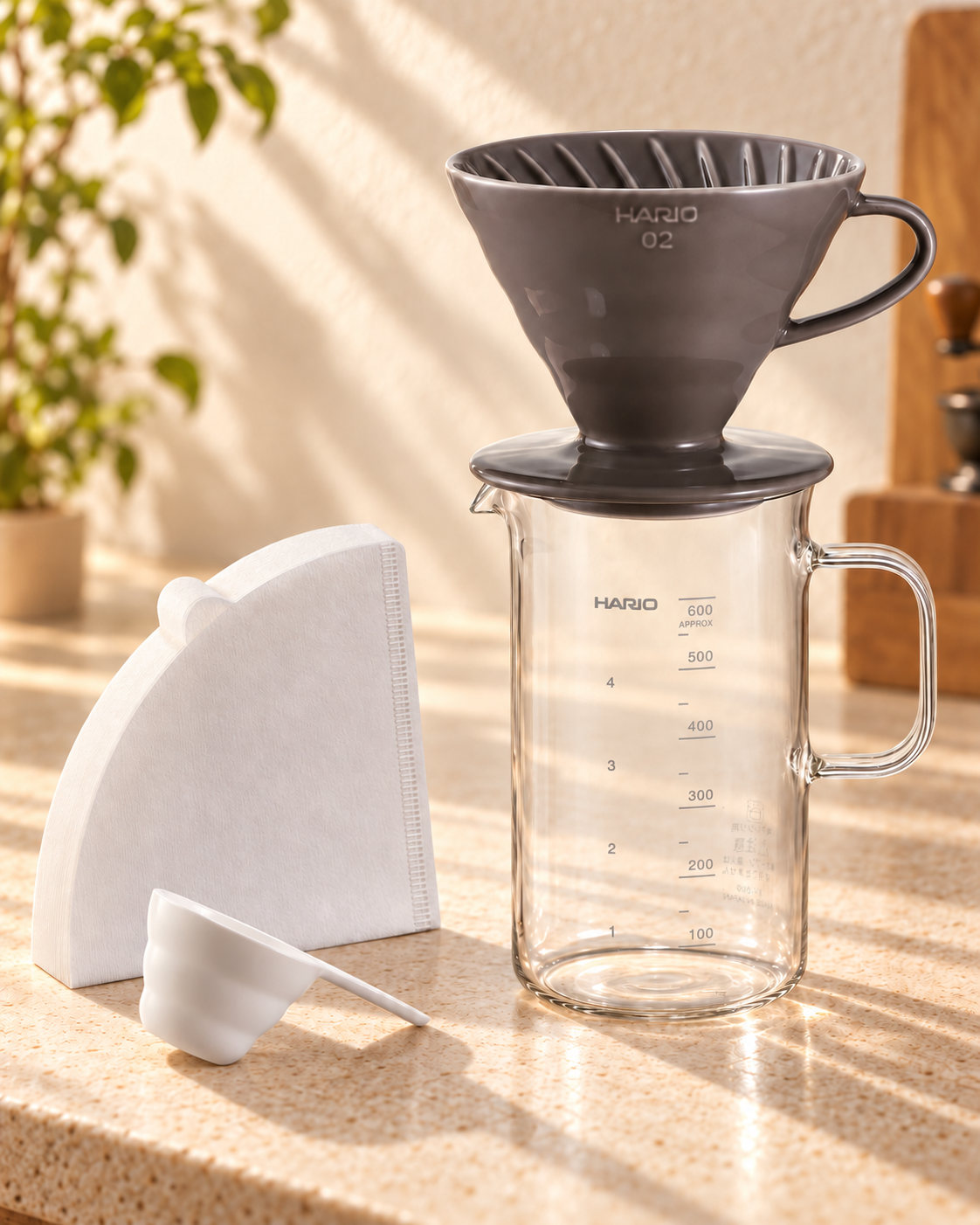 HARIO BVD-3012-GR 石墨灰V60 02濾杯、600mL燒杯壺、量匙與濾紙套組場景圖
