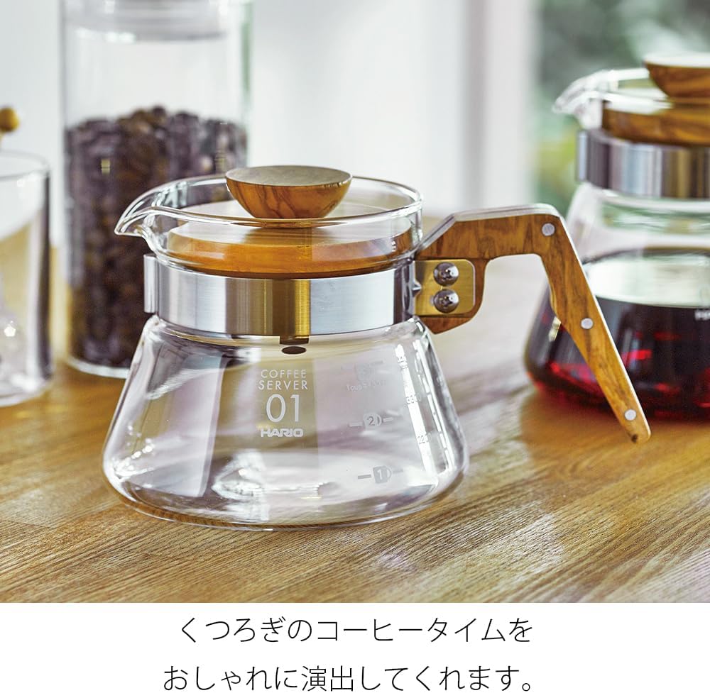 HARIO 橄欖木分享壺系列合照，前景 01 分享壺展示木蓋與木柄，後方為另一尺寸