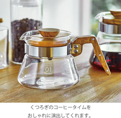HARIO 橄欖木分享壺系列合照，前景 01 分享壺展示木蓋與木柄，後方為另一尺寸