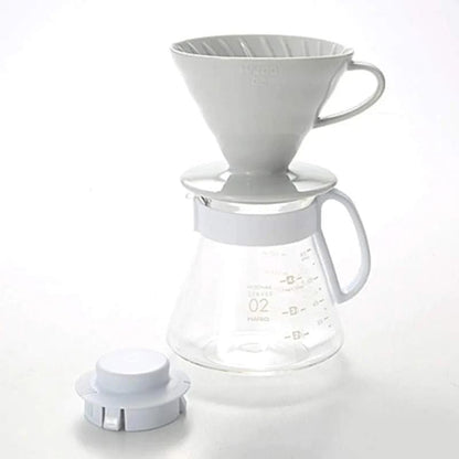 HARIO XVDD-3012W 白色陶瓷濾杯放在玻璃分享壺上，壺蓋另置於旁邊