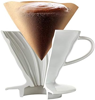 HARIO V60 白色陶瓷濾杯剖面示意，顯示濾紙、咖啡粉層與內側螺旋肋骨