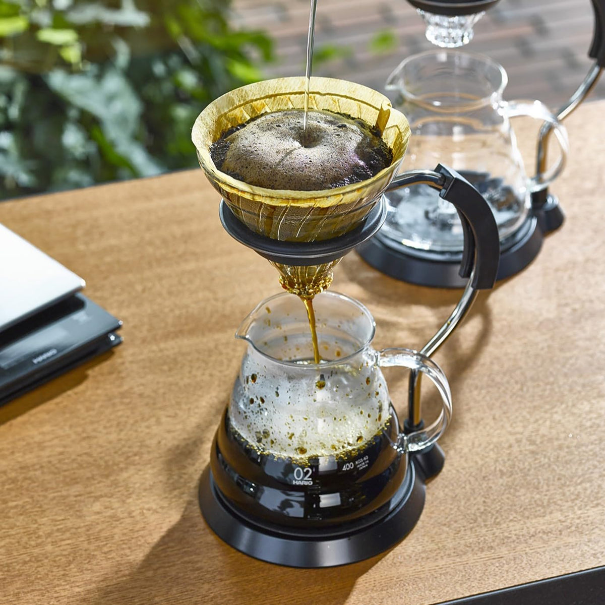 HARIO VAS-8006-G 弧形支架承托玻璃濾杯，注水時咖啡滴入下方分享壺