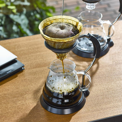 HARIO VAS-8006-G 弧形支架承托玻璃濾杯，注水時咖啡滴入下方分享壺