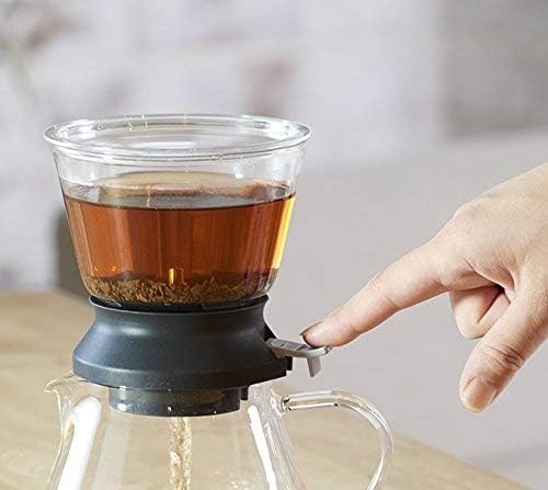 手指按下 Largo35 底座開關將茶湯放入玻璃茶壺