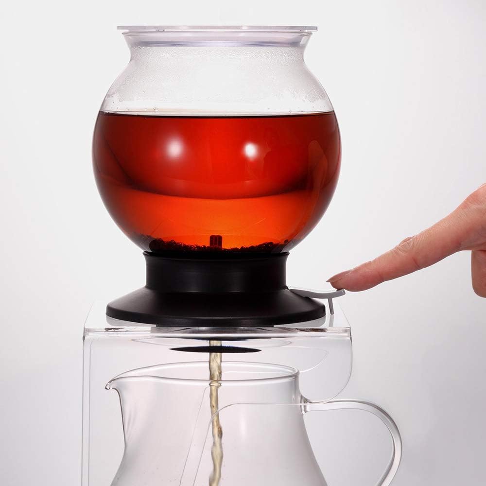 按下底座開關將紅茶放入下方茶壺