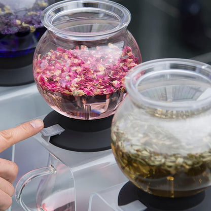 手指操作裝有花茶的茶濾器底座開關