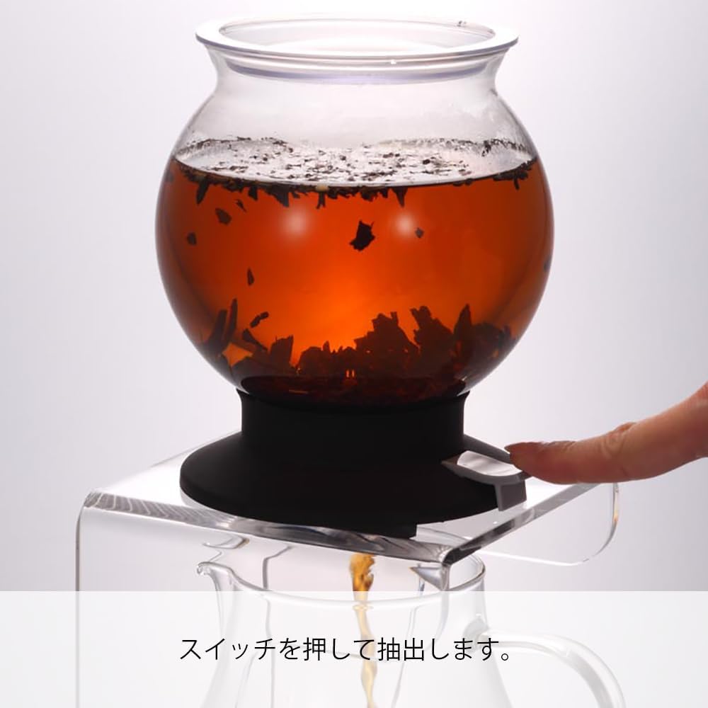按下球形茶濾器底座開關放茶