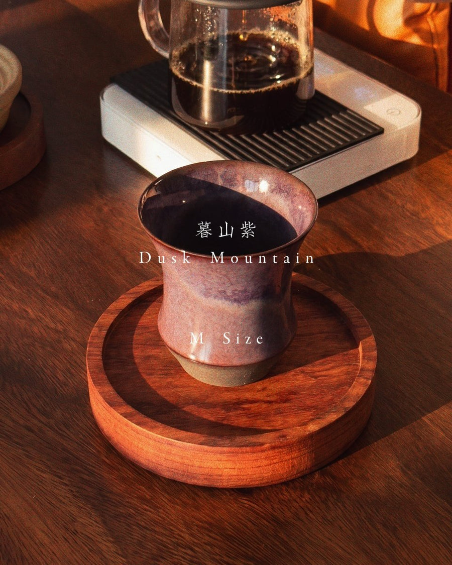 Sharing Cup M Size 暮山紫，放在木托盤上的正面