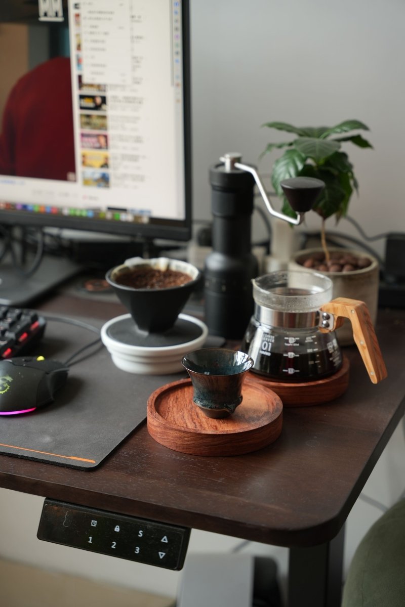 辦公桌上的 Coffee Stage Sharing Cup S Size 與手沖咖啡器材