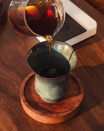咖啡倒入 Coffee Stage Sharing Cup Beta Size 山嵐藍，杯內中央香氣柱清晰可見