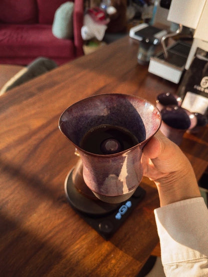 手持 Coffee Stage Sharing Cup Beta Size 暮山紫，從上方查看凹入式杯口與中央香氣柱