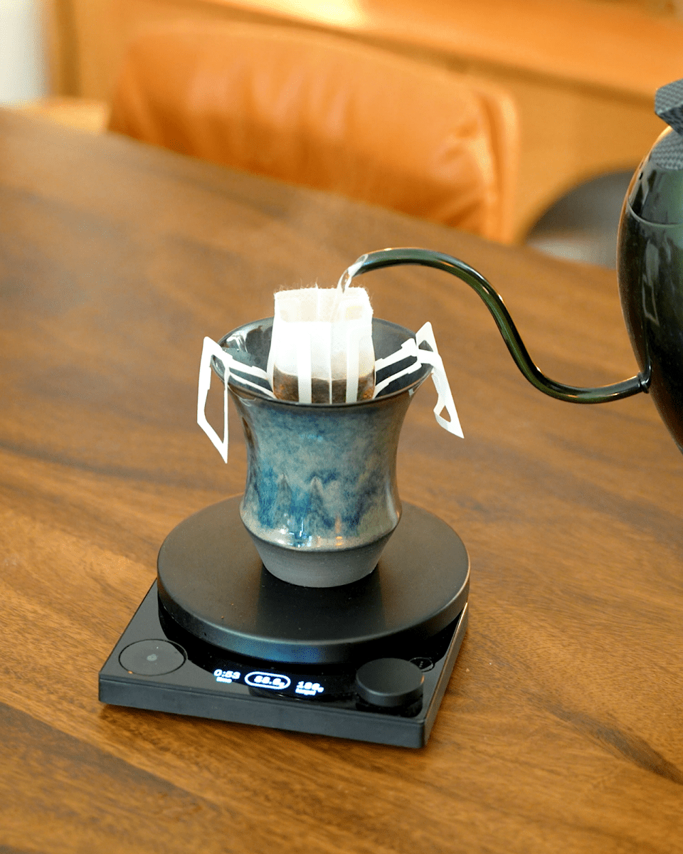 Coffee Stage Sharing Cup L Size 直接掛上錐形掛耳咖啡包並注水沖煮的第一方示範