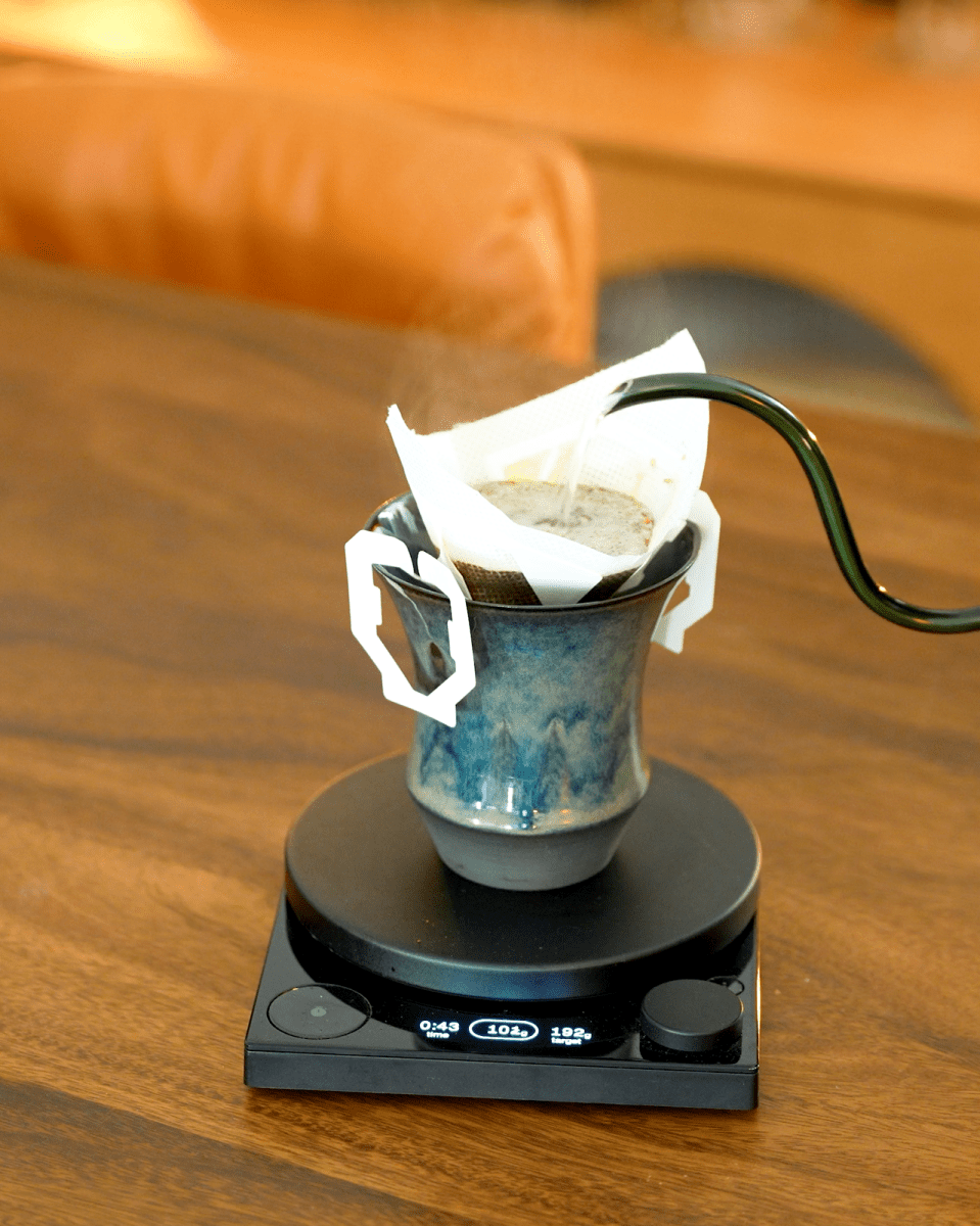 Coffee Stage Sharing Cup L Size 直接掛上方形掛耳咖啡包並注水沖煮的第一方示範