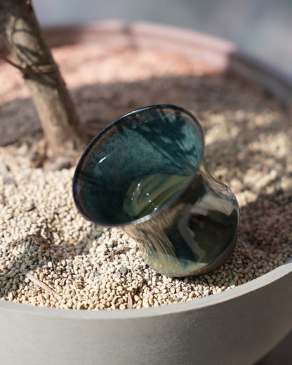 Coffee Stage Sharing Cup M Size 山嵐藍，斜角展示闊口與流線杯身