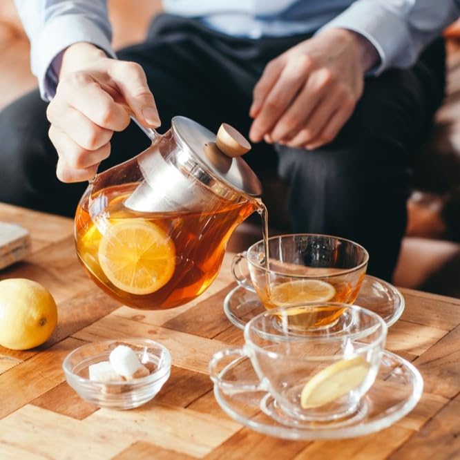 手持茶壺倒出果茶