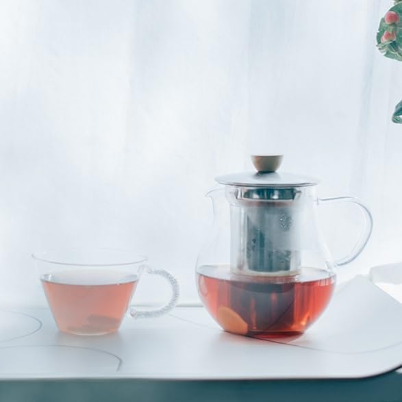 茶壺與淡紅色茶杯的桌面展示