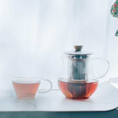茶壺與淡紅色茶杯的桌面展示
