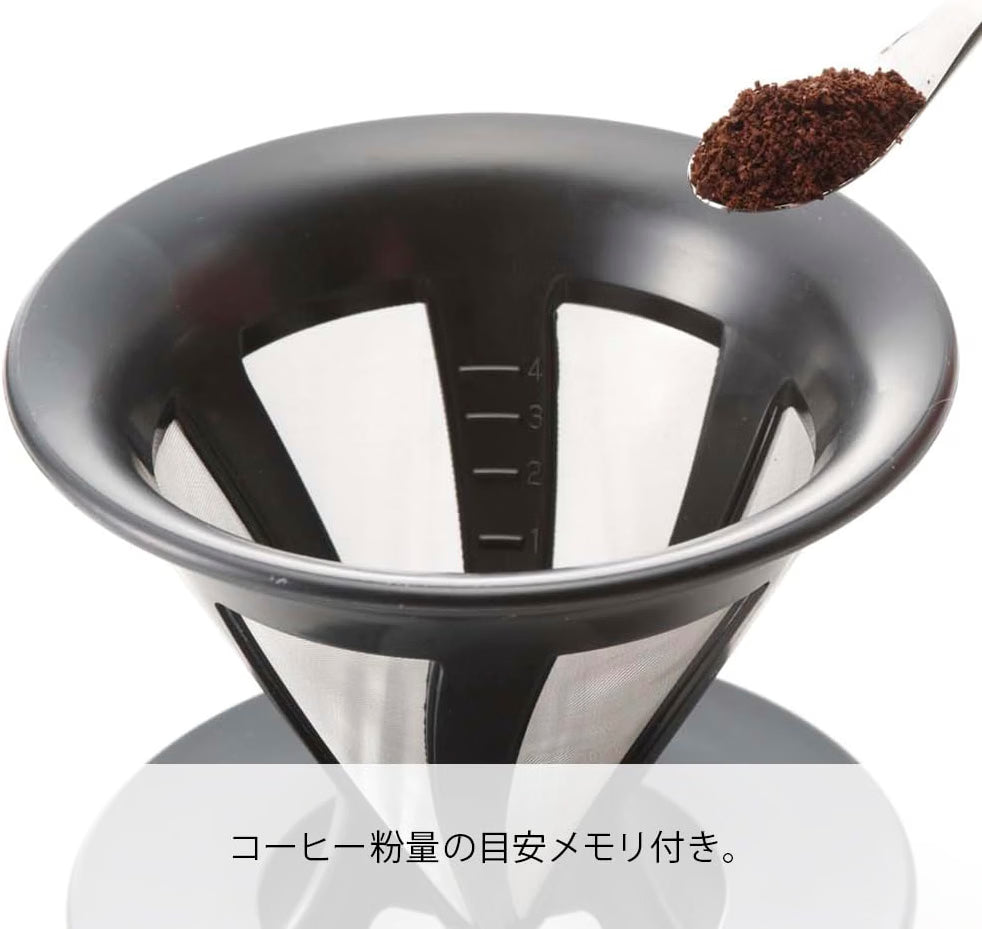 HARIO Cafeor 金属フィルターコーヒードリッパー（1–4杯用）：金属フィルターにコーヒー粉を入れているところです。ドリッパーの上にはコーヒー粉と計量スプーンが写っています。計量スプーンは撮影用の小物です。