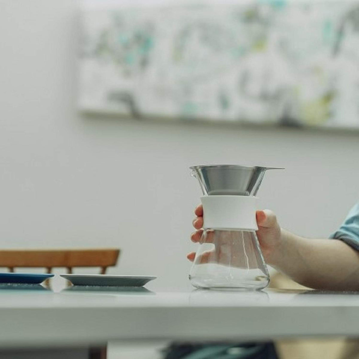 HARIO Glass Coffee Maker double-mesh coffee pot, 400mL: A hand holds the transparent vessel to show how the double-mesh coffee maker is held.