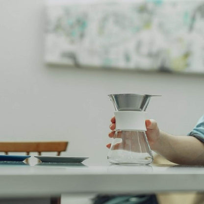 HARIO Glass Coffee Maker double-mesh coffee pot, 400mL: A hand holds the transparent vessel to show how the double-mesh coffee maker is held.