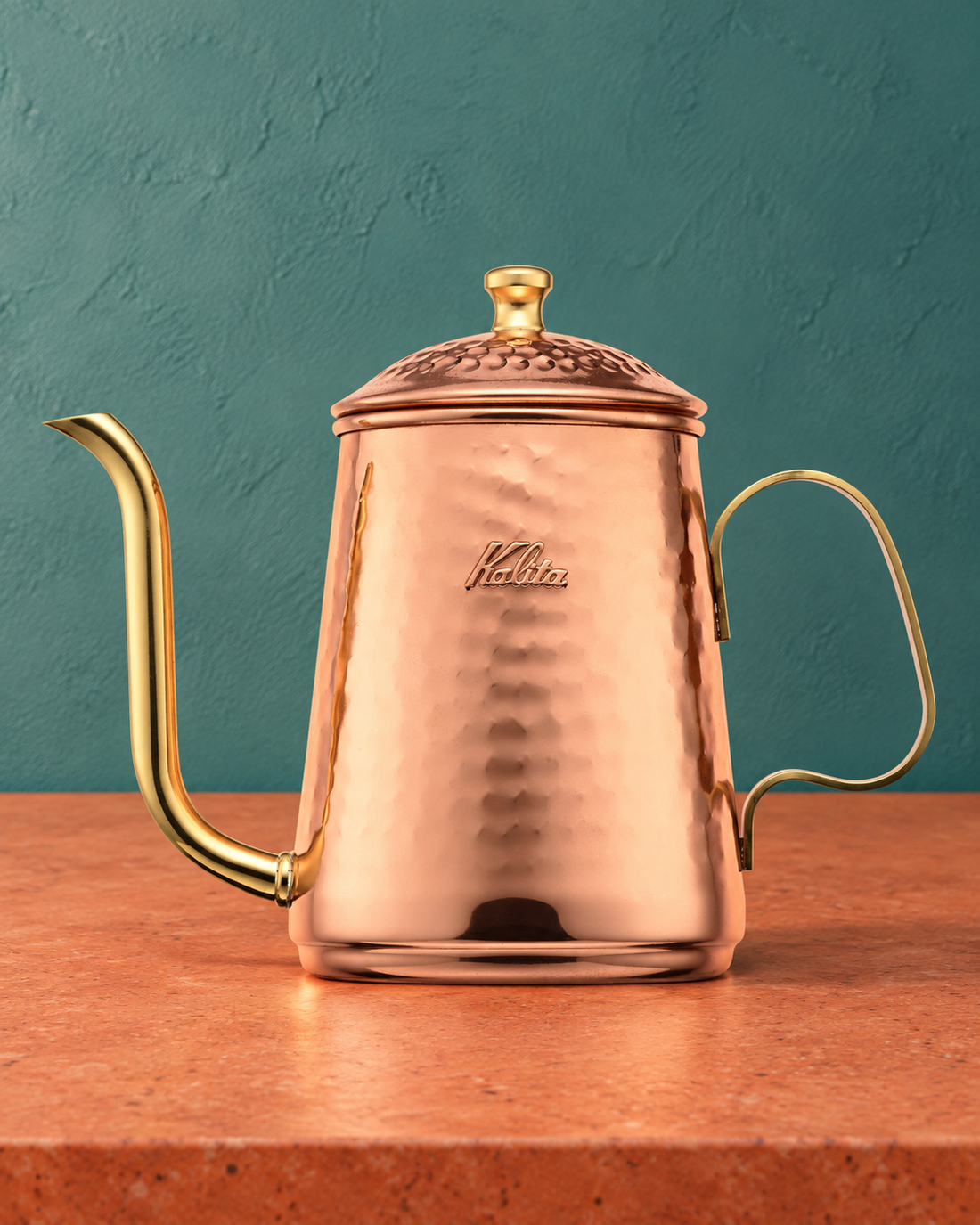 Kalita Cu Kettle 600 銅製ハンドドリップポットメインビュー、細長い注ぎ口付き