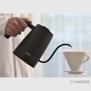 HARIO Lyra 黑色機身進行手沖注水的使用示範