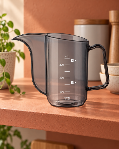 HARIO V60 Drip Kettle Air 透明注水壶，摆放在陶土色厨房层架上