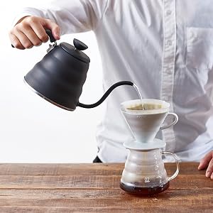 HARIO Buono 霧黑壺身搭配濾杯與分享壺進行手沖的示範