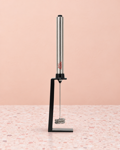Kalita Stick Milk Frother 电池式奶泡棒主视图，带专用支架