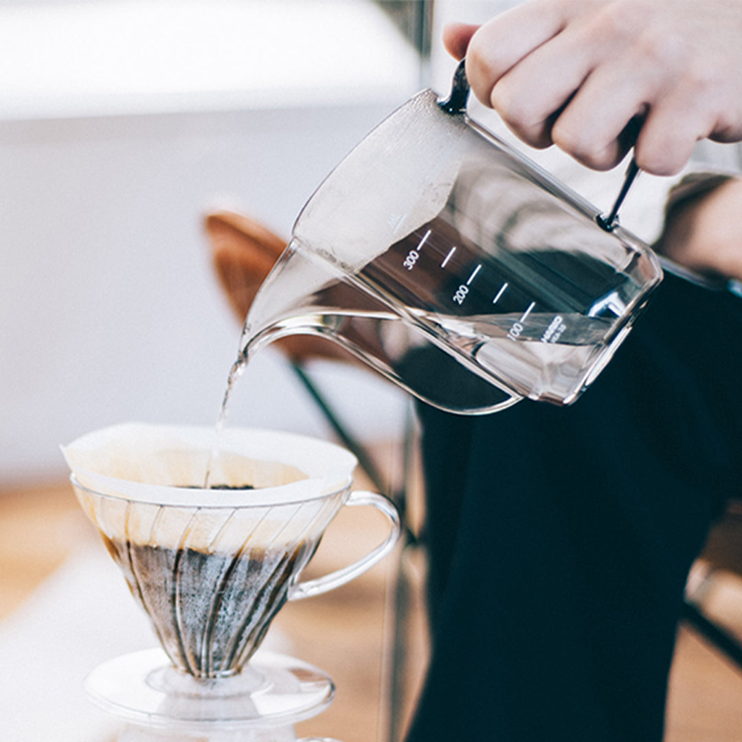 HARIO V60 Drip Kettle Air 以細水流向濾杯注水近景