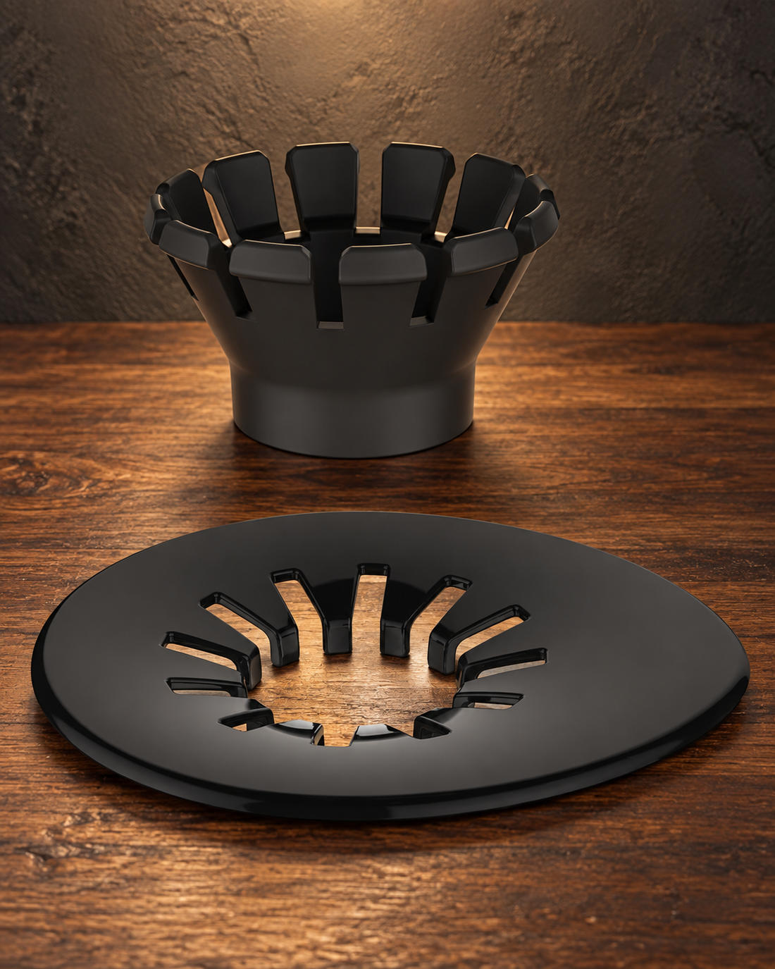 HARIO V60 SUIREN ブラック Ring Set のリングとドリッパーホルダーを濃色木製テーブルに配置