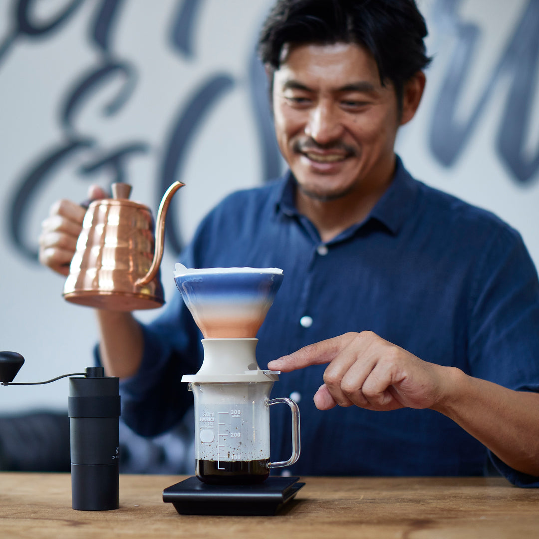 按下 HARIO Switch Sunrise 陶瓷浸漬式濾杯的開關開始滴濾