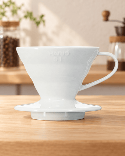 HARIO V60 陶瓷咖啡濾杯 01 白色款置於明亮日式咖啡空間