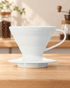 HARIO V60 陶瓷咖啡濾杯 01 白色款置於明亮日式咖啡空間