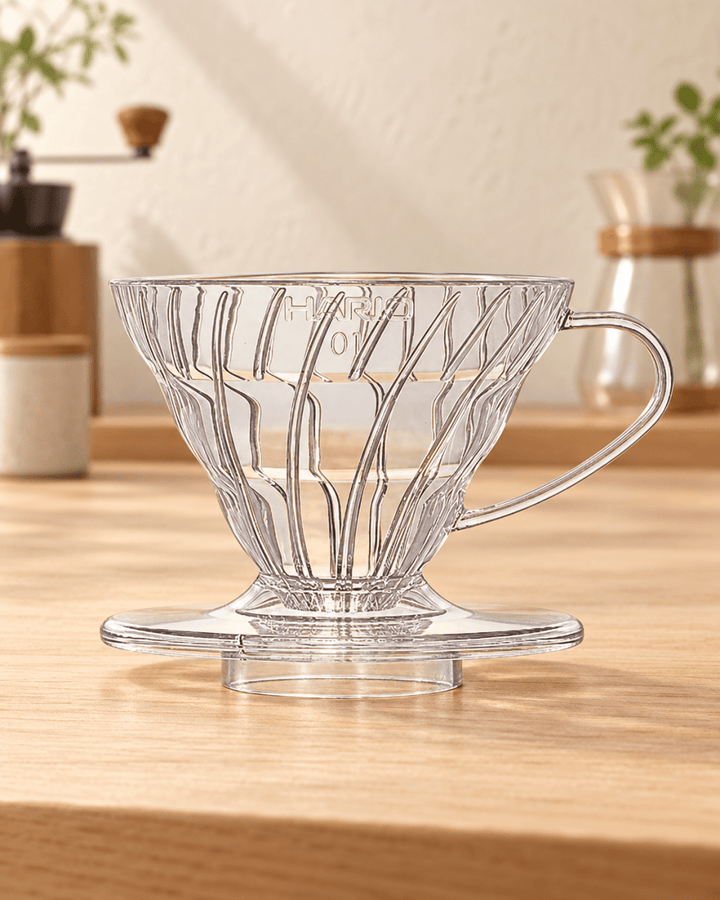 HARIO V60 樹脂咖啡濾杯 01 透明款置於明亮日式咖啡空間