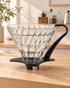 HARIO V60 耐熱玻璃咖啡濾杯 03 黑色款置於明亮日式咖啡空間