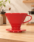 HARIO V60 陶瓷咖啡濾杯 02 紅色款置於明亮日式咖啡空間