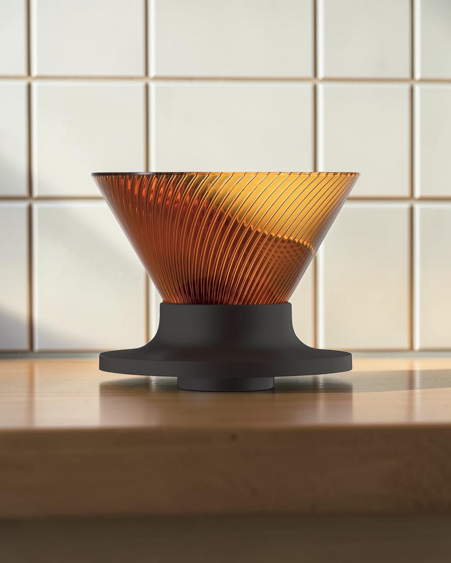 HARIO V60 NEO 01 琥珀色手沖咖啡濾杯置於日式咖啡沖煮檯面的封面候選圖