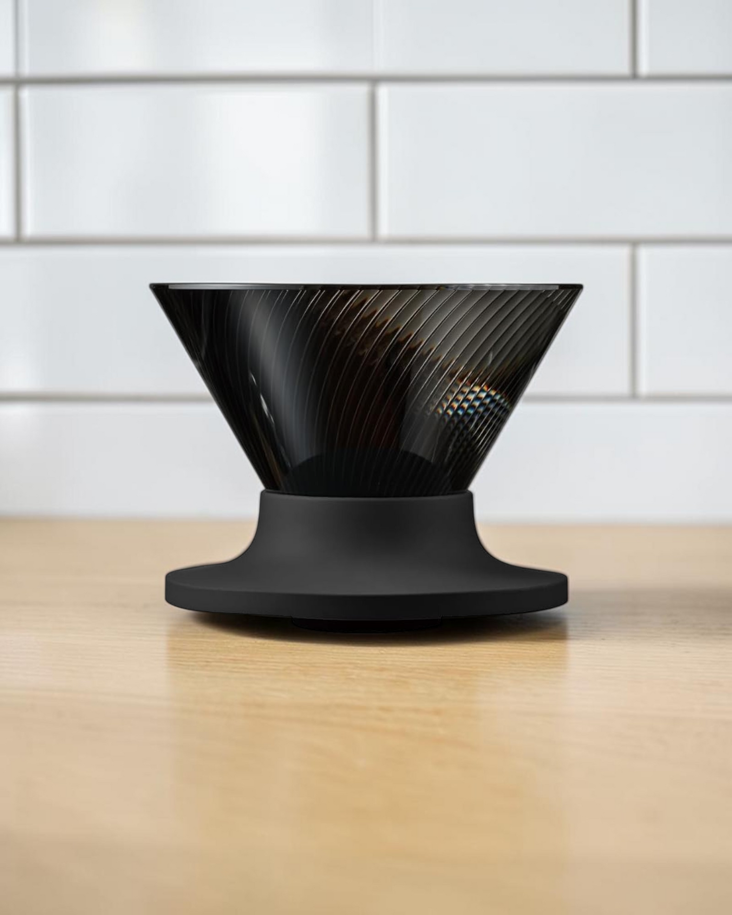 HARIO V60 NEO 01 黑色手沖咖啡濾杯置於日式咖啡沖煮檯面的封面候選圖
