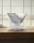 HARIO V60 NEO 01 透明手沖咖啡濾杯置於日式咖啡沖煮檯面的封面候選圖