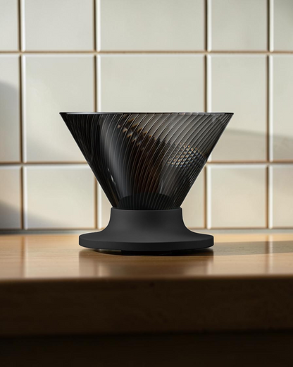 HARIO V60 NEO 02 黑色手沖咖啡濾杯置於日式咖啡沖煮檯面的封面候選圖