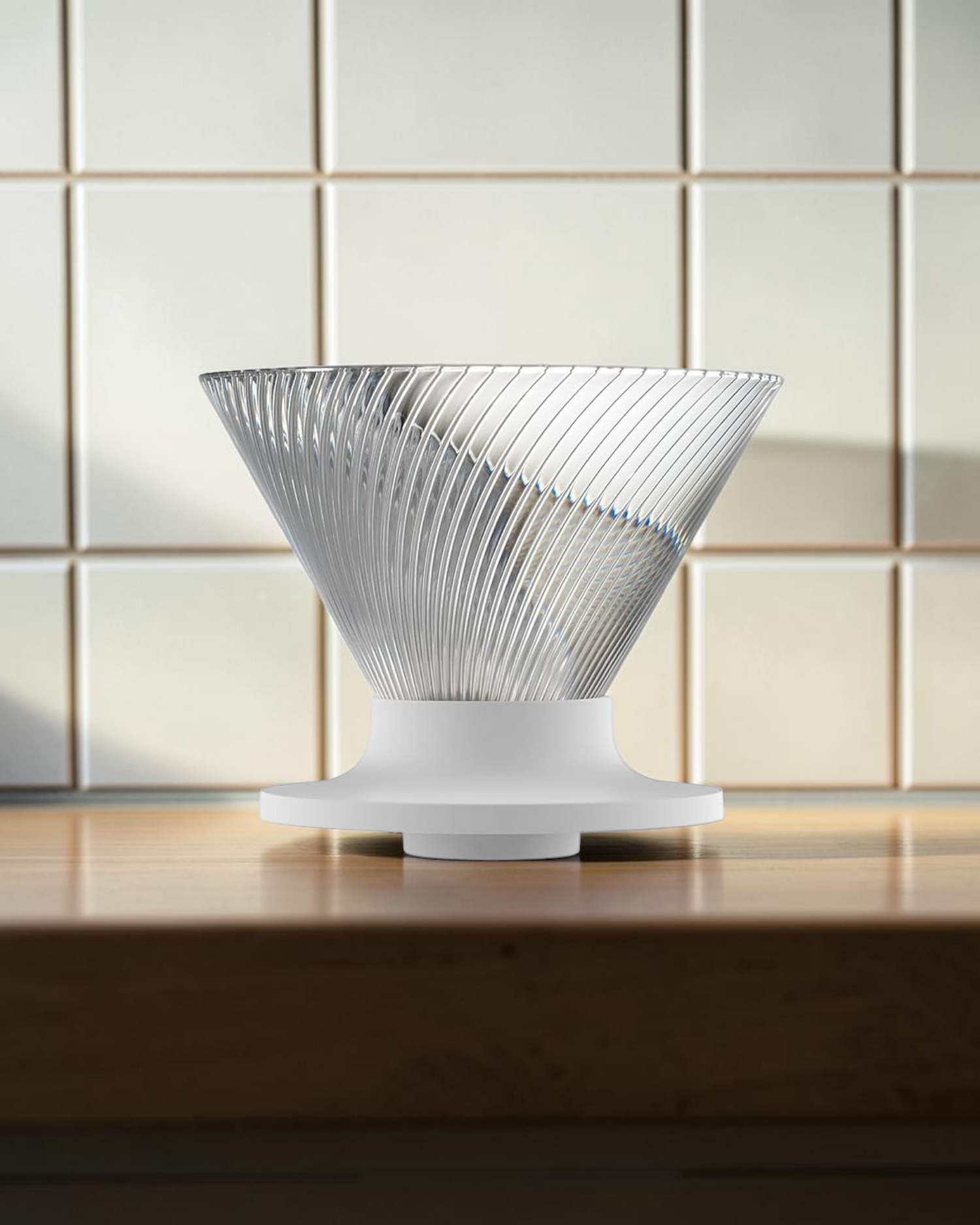 HARIO V60 NEO 02 透明手沖咖啡濾杯置於日式咖啡沖煮檯面的封面候選圖