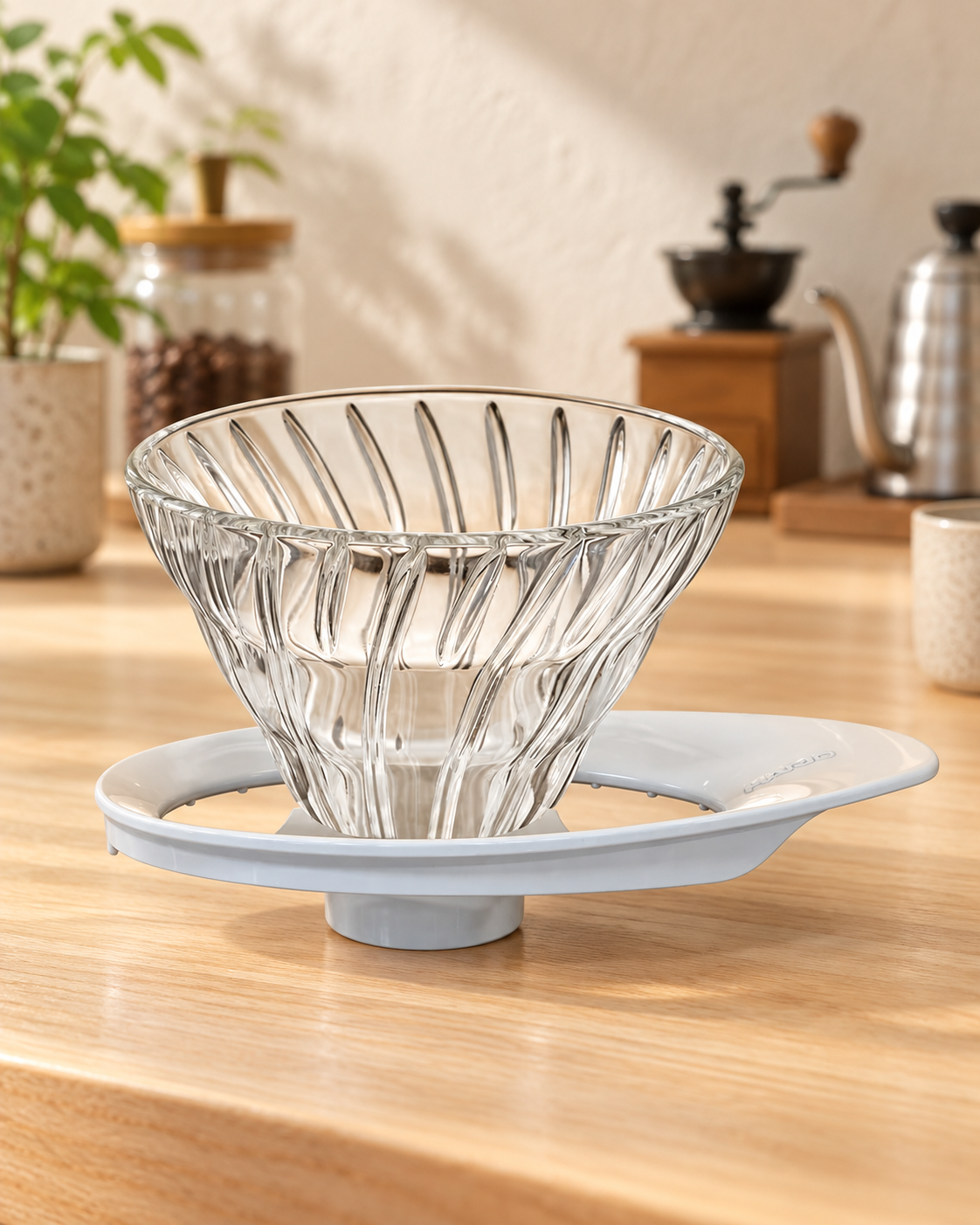 HARIO V60 耐熱玻璃咖啡濾杯 01 白色款置於明亮日式咖啡空間