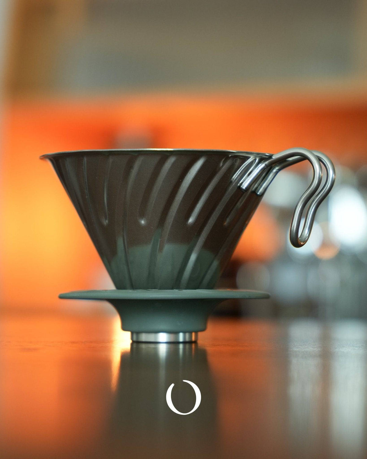 HARIO V60 不鏽鋼咖啡濾杯 02 銀色款於橙色背景