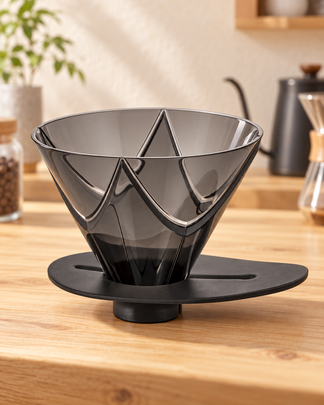HARIO V60 MUGEN 一投式咖啡濾杯透明黑樹脂款置於明亮日式咖啡空間