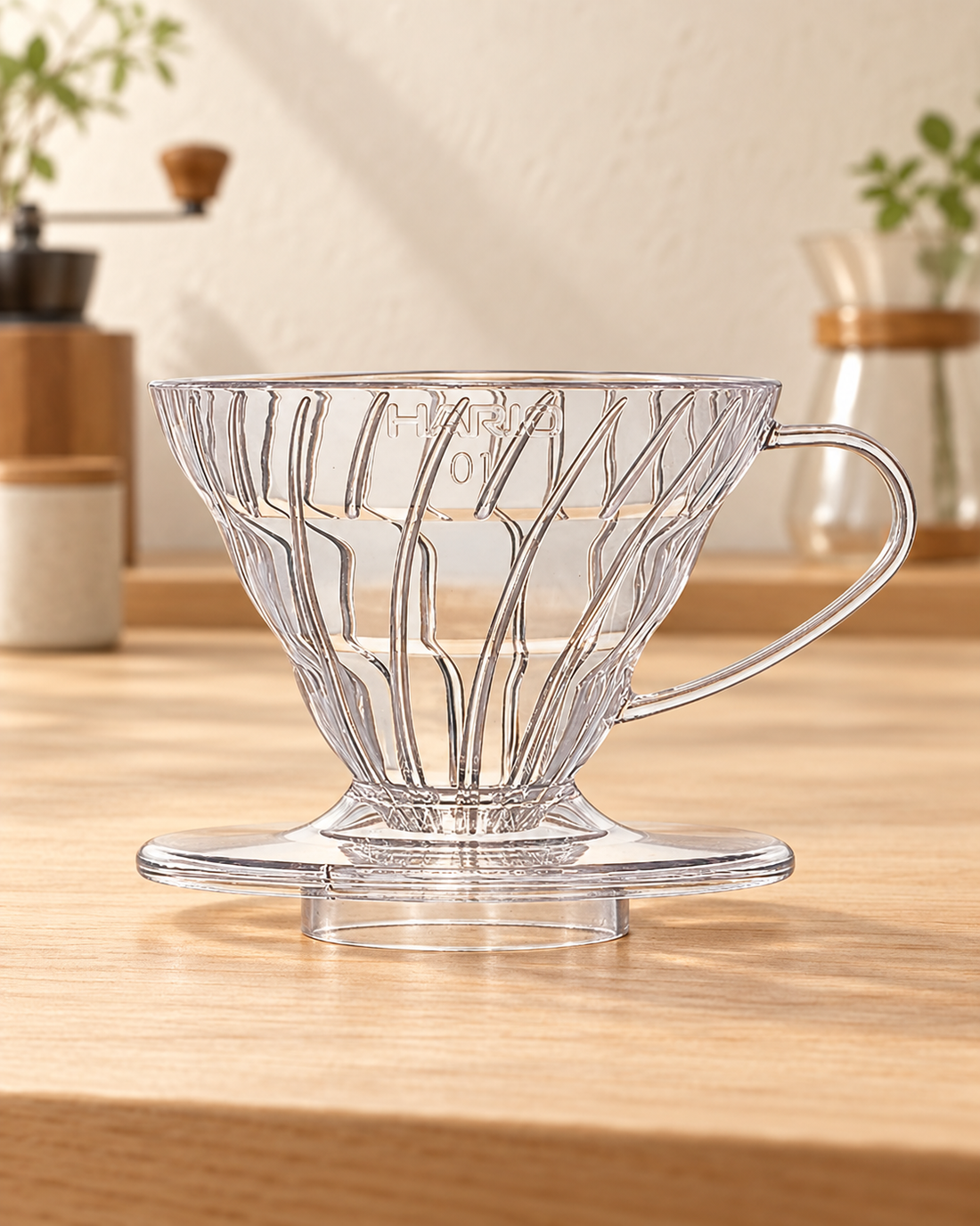 HARIO V60 樹脂咖啡濾杯 01 透明款置於明亮日式咖啡空間