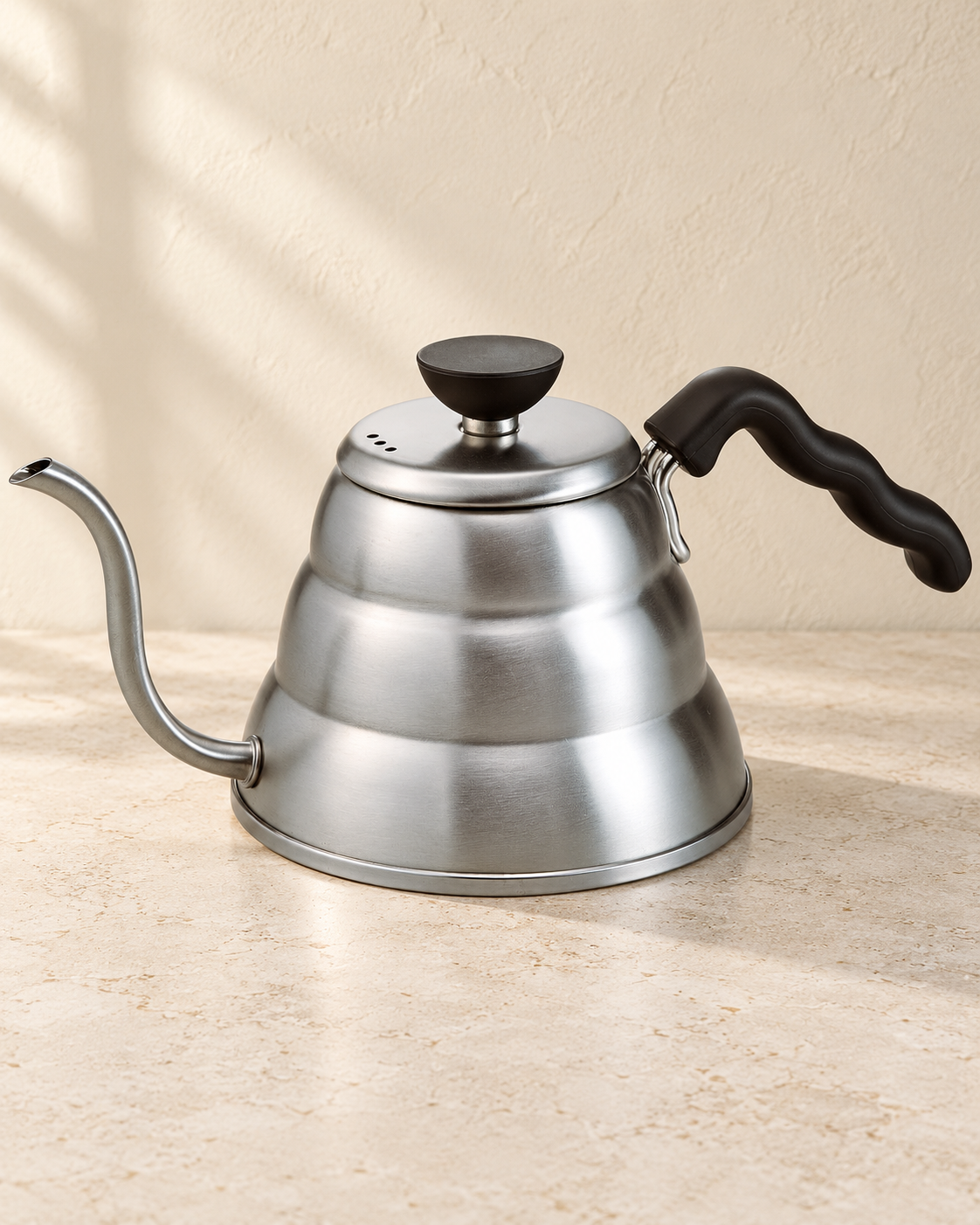 HARIO V60 Buono 細口手沖壺｜直火款｜VKBR-100-HSV｜完整商品場景封面