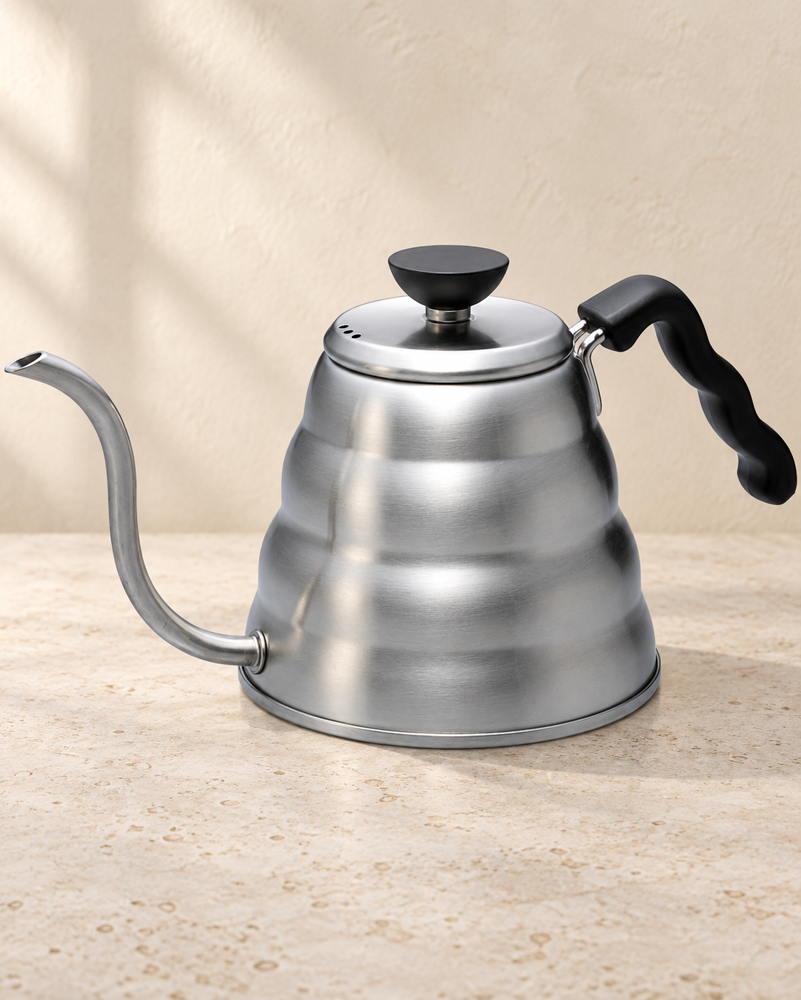 HARIO V60 Buono 細口手沖壺｜直火款｜VKBR-120-HSV｜完整商品場景封面