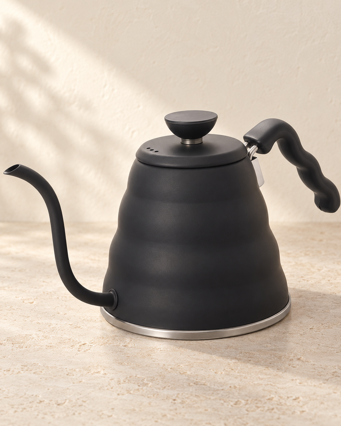 HARIO V60 Buono 細口手沖壺｜直火款｜VKBR-120-MB｜完整商品場景封面