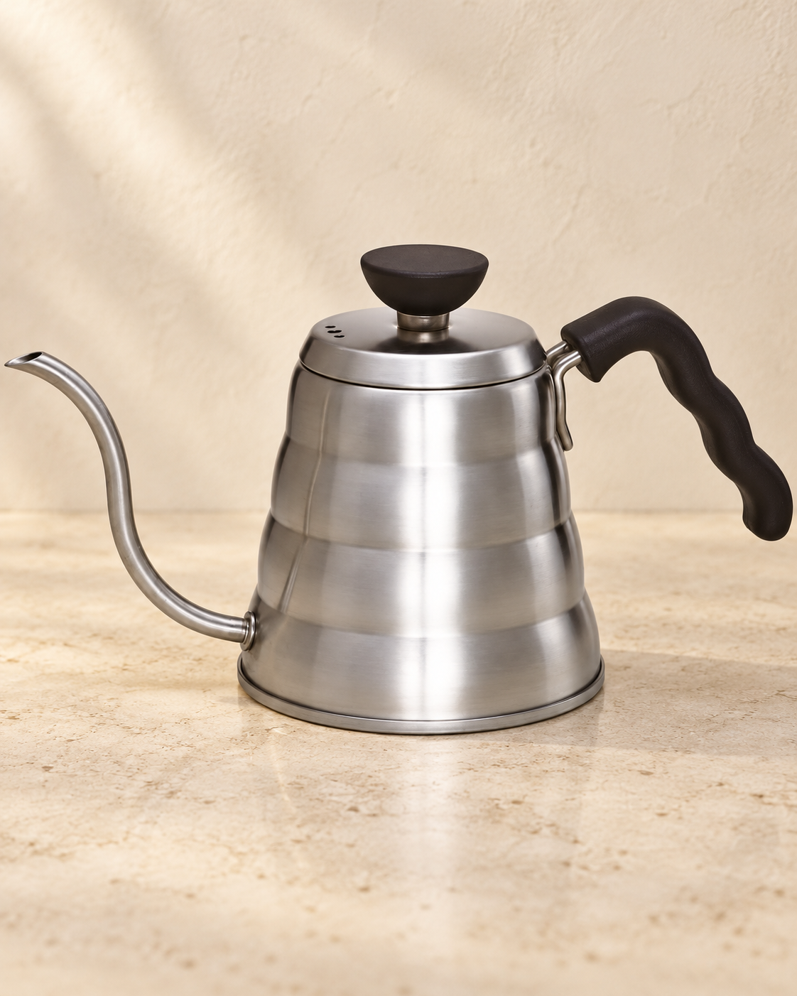 HARIO V60 Buono 細口手沖壺｜直火款｜VKBR-70-HSV｜完整商品場景封面